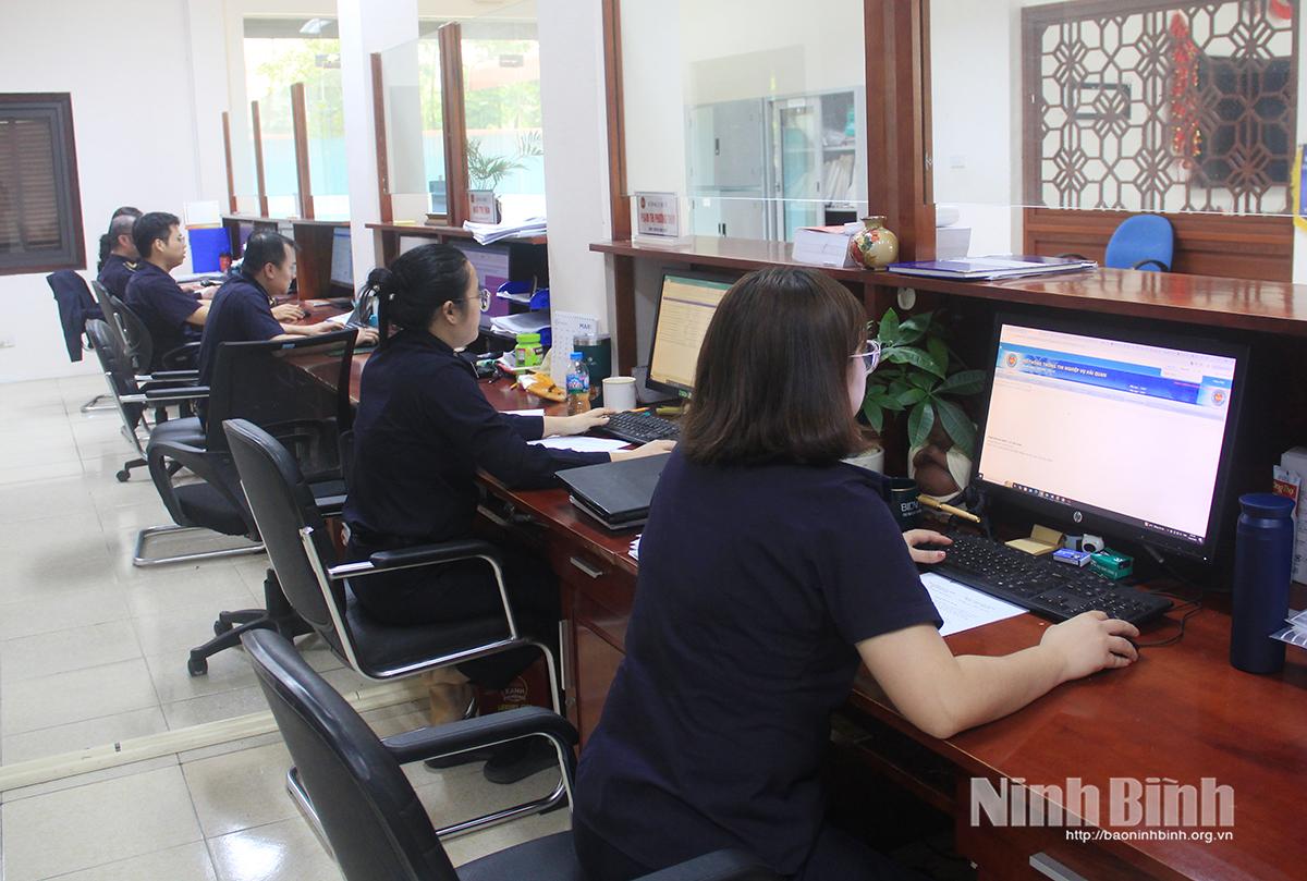 Cán bộ hải quan Hà Nam tổ chức kiểm hóa (kiểm tra hàng hóa) xuất nhập khẩu.