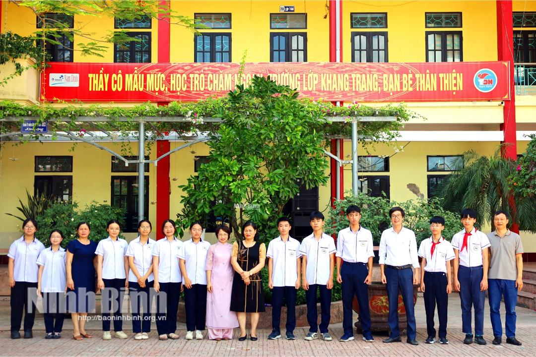 Thầy, cô giáo Trường THCS Trần Đăng Ninh chụp ảnh kỷ niệm cùng các em học sinh có thành tích cao trong Kỳ thi tuyển sinh vào lớp 10 vừa qua.