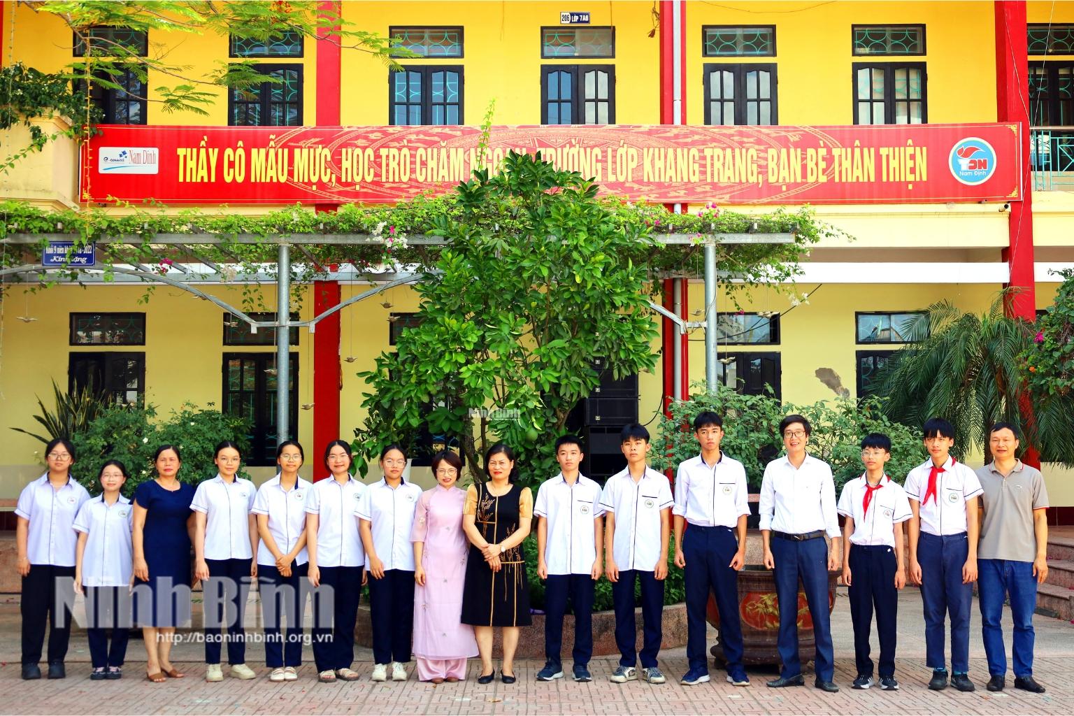 Thầy, cô giáo Trường THCS Trần Đăng Ninh chụp ảnh kỷ niệm cùng các em học sinh có thành tích cao trong Kỳ thi tuyển sinh vào lớp 10 vừa qua.