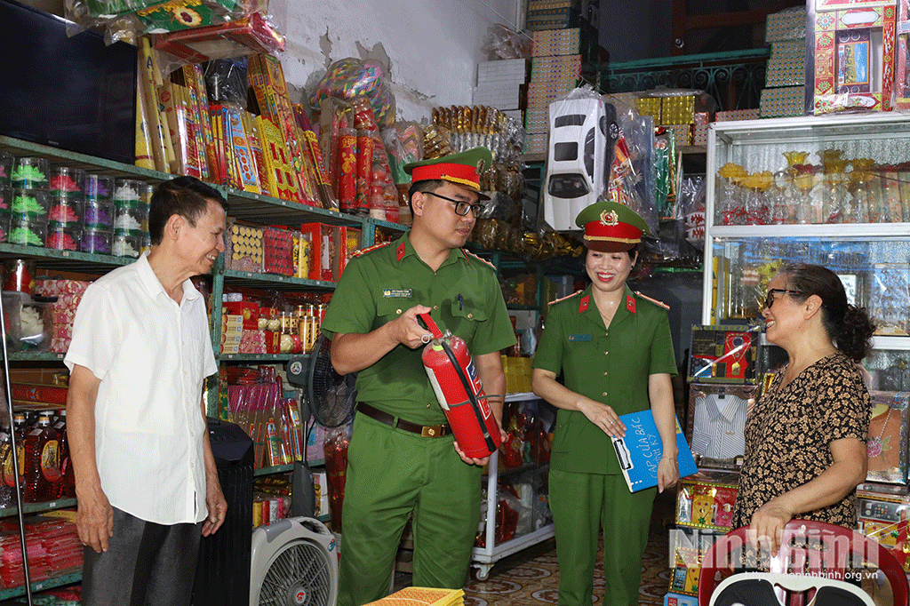 Công an phường Nam Định phối hợp cùng với tổ dân phố tuyên truyền nâng cao nhận thức về PCCC cho người dân.