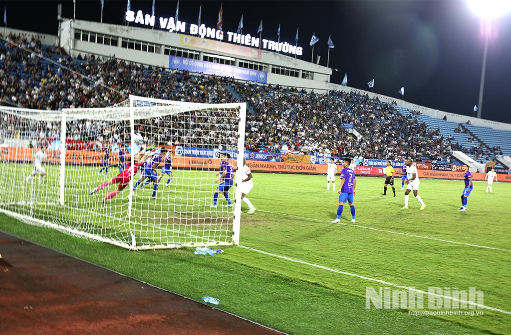 Cầu thủ Lucas ghi bàn thắng mở tỷ số trận đấu cho đội chủ nhà Thép Xanh Nam Định ở phút thứ 6.