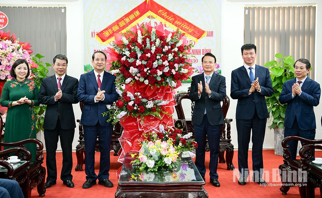 Đồng chí Đặng Xuân Phong, Ủy viên Trung ương Đảng, Bí thư Tỉnh ủy, Trưởng Đoàn đại biểu Quốc hội tỉnh tặng hoa chúc mừng Ủy ban MTTQ Việt Nam tỉnh.