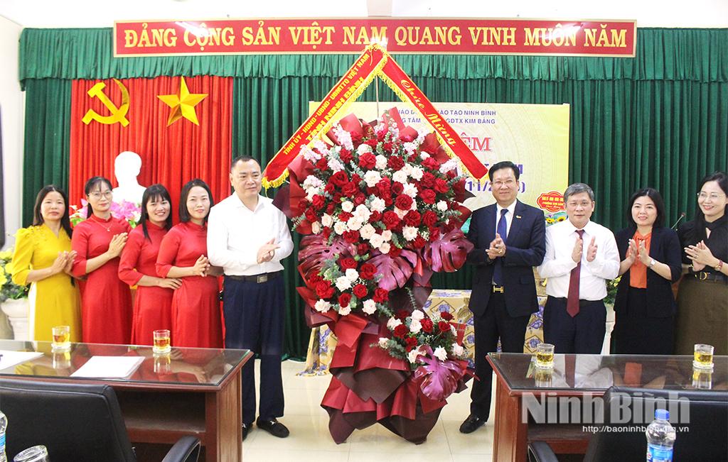 Đoàn công tác của tỉnh tặng hoa chúc mừng thầy, trò Trung tâm Giáo dục nghề nghiệp-Giáo dục thường xuyên Kim Bảng nhân Ngày Nhà giáo Việt Nam 20/11.