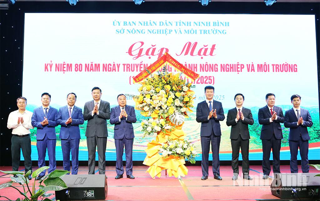 Đồng chí Trần Huy Tuấn, Phó Bí thư Tỉnh ủy, Chủ tịch UBND tỉnh tặng hoa chúc mừng ngành Nông nghiệp và Môi trường nhân kỷ niệm 80 năm ngày truyền thống.