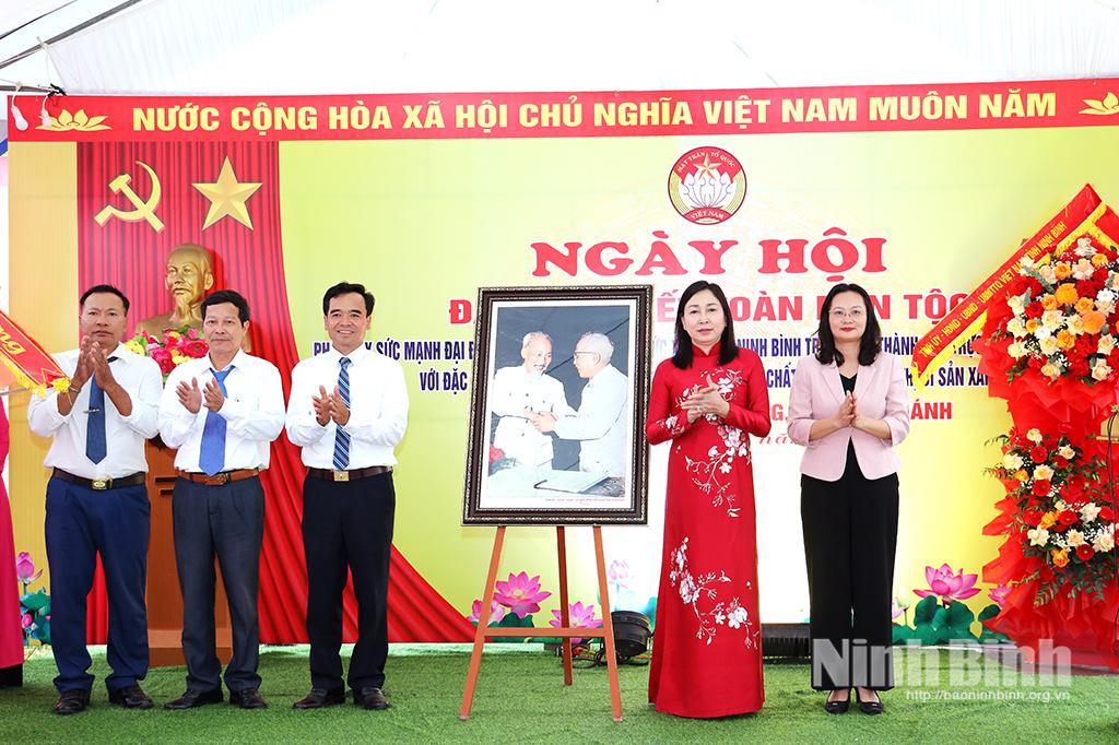 Đồng chí Đinh Thị Lụa, Phó Bí thư Thường trực Tỉnh uỷ tặng bức ảnh “Bác Hồ và Bác Tôn bắt tay kết đoàn” cho cán bộ và Nhân dân thôn Tiên Chưởng, xã Hiển Khánh.