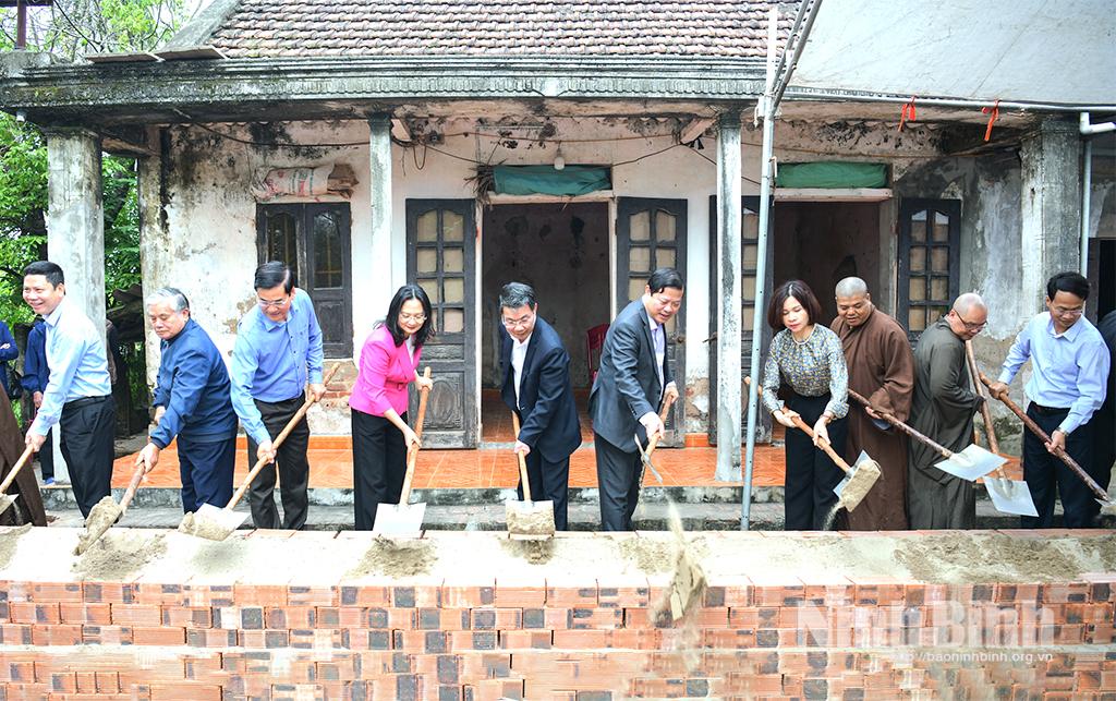 Các đại biểu thực hiện nghi thức khởi công xây dựng Nhà Đại đoàn kết cho gia đình bà Đinh Thị Xuân, ở xóm 8 Thượng Kiệm, xã Phát Diệm.