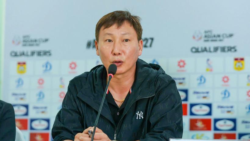Huấn luyện viên Kim Sang Sik phát biểu tại buổi họp báo. (Ảnh: VFF)