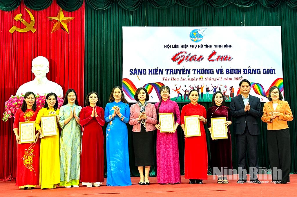 Các đại biểu, Ban Tổ chức trao giải và chụp ảnh lưu niệm với các đội thi.