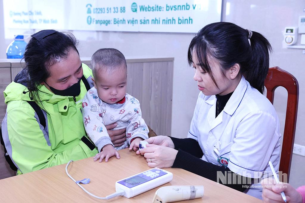 Các bác sỹ Bệnh viện E Hà Nội khám sàng lọc phát hiện các bệnh lý về tim cho trẻ em.