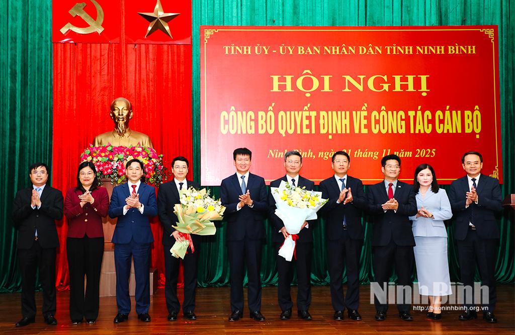 Đồng chí Trần Huy Tuấn, Phó Bí thư Tỉnh ủy, Chủ tịch UBND tỉnh tặng hoa chúc mừng đồng chí Phạm Quang Ái và đồng chí Lê Văn Cường được bổ nhiệm nhận nhiệm vụ mới.