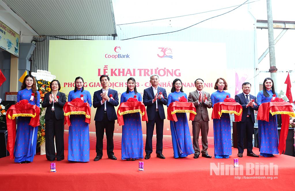 Các đại biểu cắt băng khai trương Phòng giao dịch số 3, Ngân hàng Hợp tác xã Việt Nam Chi nhánh Nam Định.