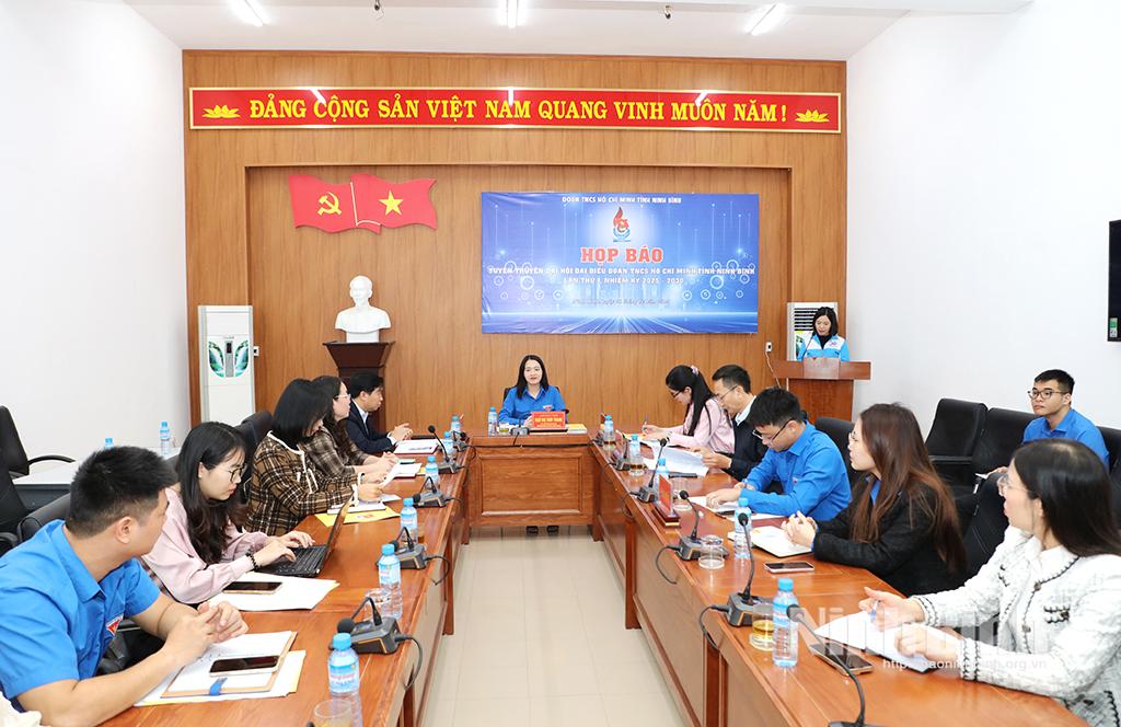 Các đại biểu dự họp báo.