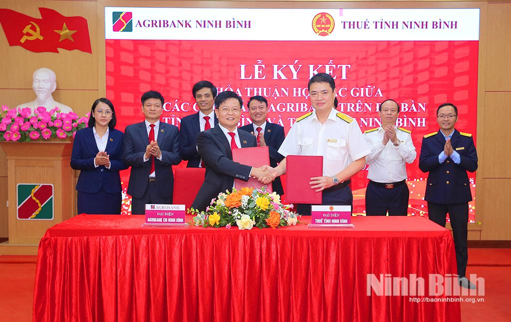 Lãnh đạo Agribank Ninh Bình và Thuế tỉnh Ninh Bình ký kết thỏa thuận hợp tác.