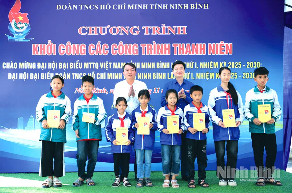 Lãnh đạo Tỉnh đoàn và đại diện nhà tài trợ tặng quà các em thiếu nhi có hoàn cảnh khó khăn trên địa bàn xã Khánh Trung. Ảnh: Trường Giang
