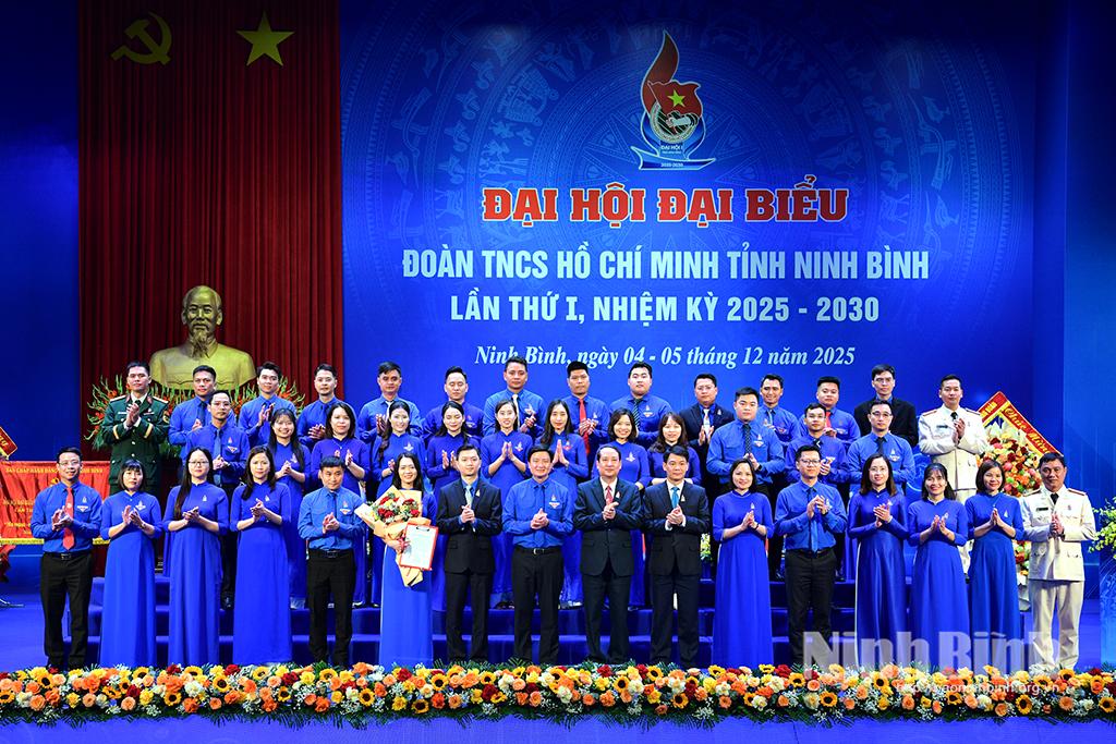 Đại biểu dự đại hội chụp ảnh lưu niệm cùng ban chấp hành tỉnh đoàn khóa 1, nhiệm kỳ 2025-2030.