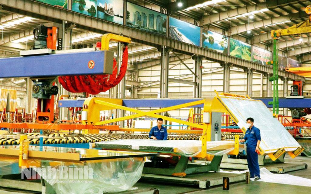 Sản xuất tại Công ty TNHH Kính nổi Hạ Long - CFG, Khu công nghiệp Khánh Cư, xã Yên Khánh.