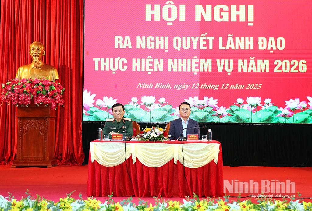 Các đồng chí: Thiếu tướng Lương Văn Kiểm, Phó Bí thư Đảng ủy, Tư lệnh Quân khu 3; Đặng Xuân Phong, Ủy viên Trung ương Đảng, Bí thư Tỉnh ủy, Trưởng đoàn đại biểu Quốc hội tỉnh, Bí thư Đảng ủy Quân sự tỉnh chủ trì hội nghị.