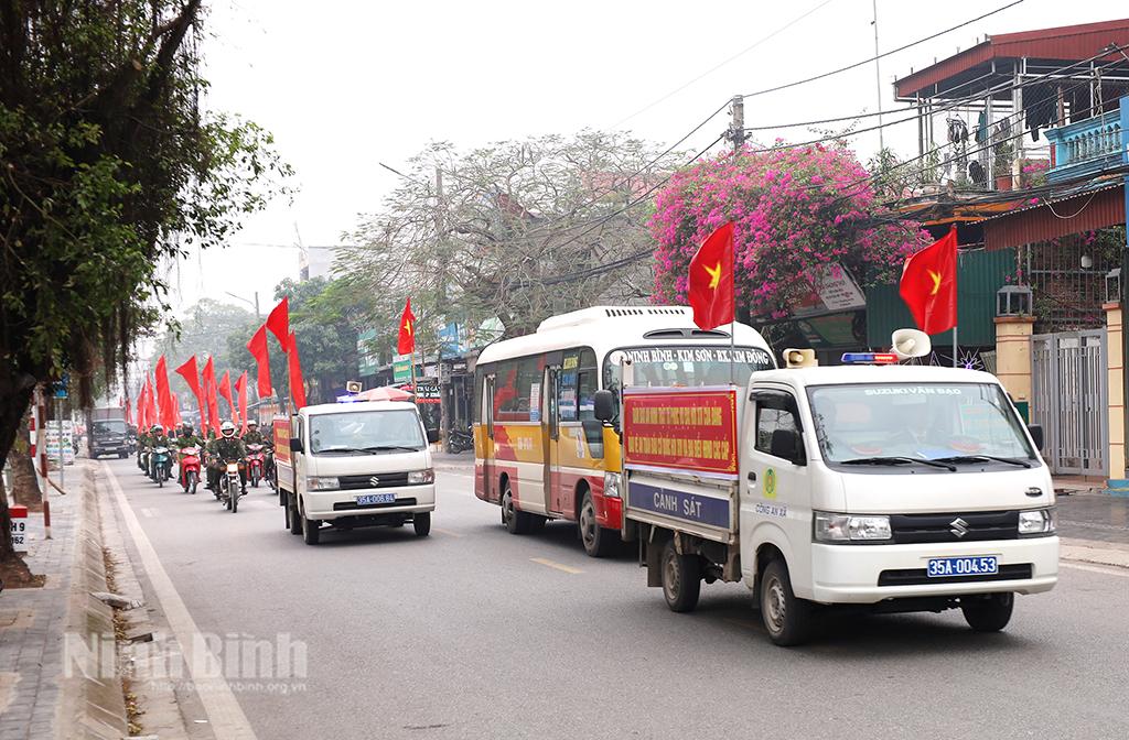 Các lực lượng ra quân diễu hành trên một số tuyến đường.