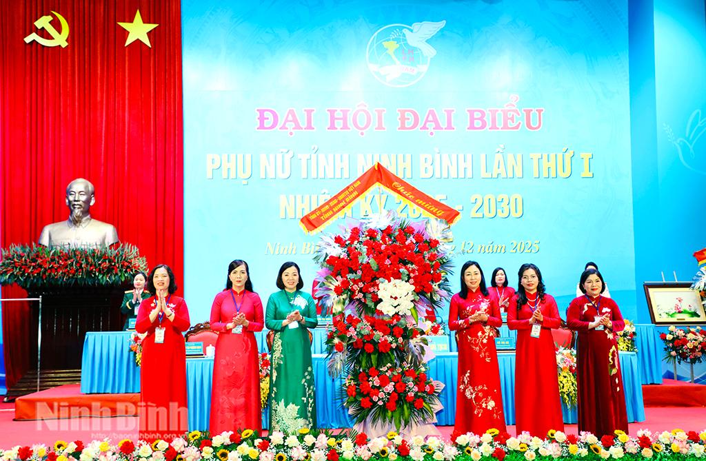 Đồng chí Đinh Thị Lụa, Phó Bí thư Thường trực Tỉnh ủy tặng hoa chúc mừng Đại hội.