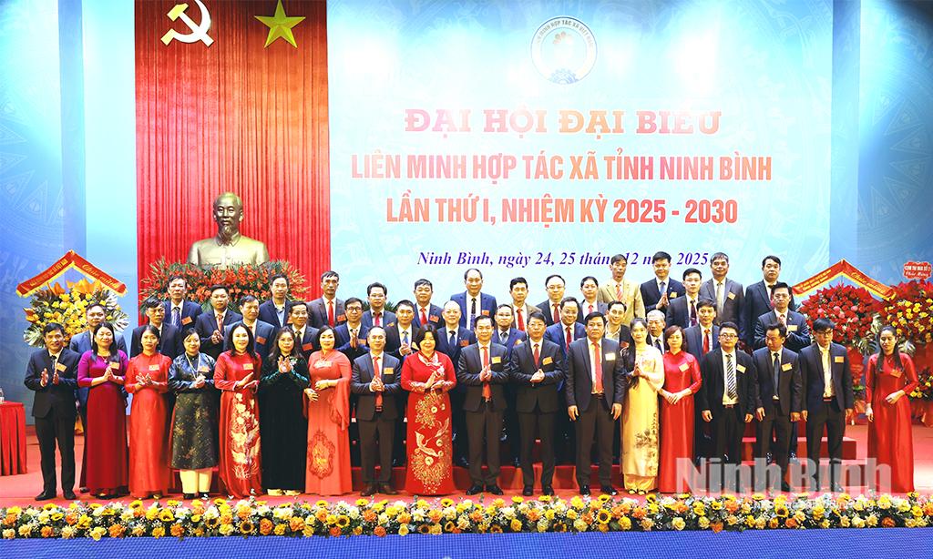 Các đại biểu chụp ảnh lưu niệm cùng Ban Chấp hành Liên minh HTX tỉnh khoá I, nhiệm kỳ 2025-2030.