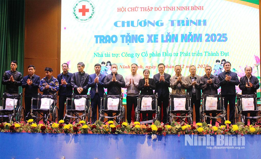 Ban Tổ chức trao tặng xe lăn và quà cho người khuyết tật phường Duy Tiên.