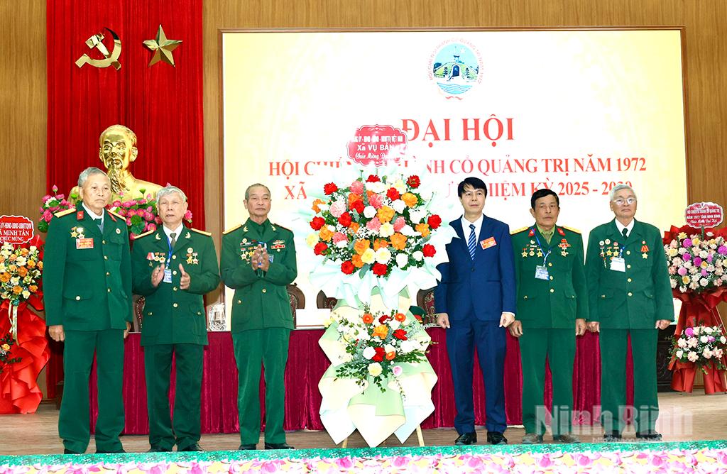 Đại diện lãnh đạo xã Vụ Bản tặng hoa chúc mừng Đại hội.