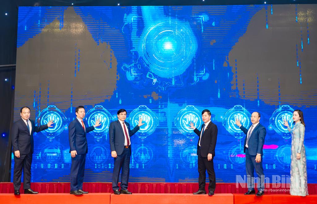 Các đại biểu bấm nút phát động cuộc thi.