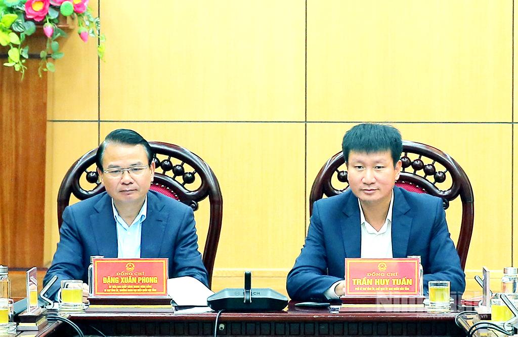 Đồng chí Đặng Xuân Phong, Ủy viên Trung ương Đảng, Bí thư Tỉnh ủy, Trưởng Đoàn đại biểu Quốc hội tỉnh; Trần Huy Tuấn, Phó Bí thư Tỉnh ủy, Chủ tịch UBND tỉnh chủ trì hội nghị tại điểm cầu Ninh Bình.