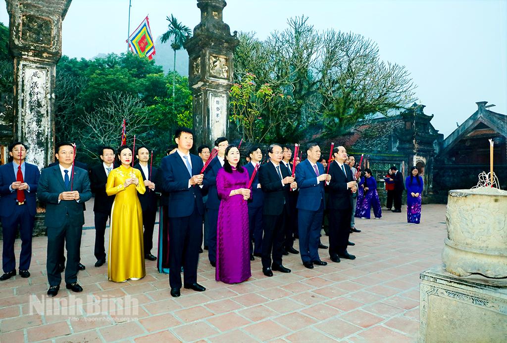 Các đồng chí Thường trực Tỉnh ủy và các đại biểu dâng hương tưởng nhớ, tri ân công lao to lớn của Đức Đinh Tiên Hoàng Đế.