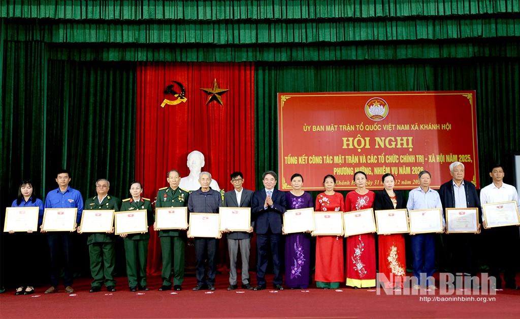 Lãnh đạo xã Khánh Hội khen thưởng các tập thể có thành tích xuất sắc trong công tác Mặt trận và các tổ chức chính trị - xã hội năm 2025.