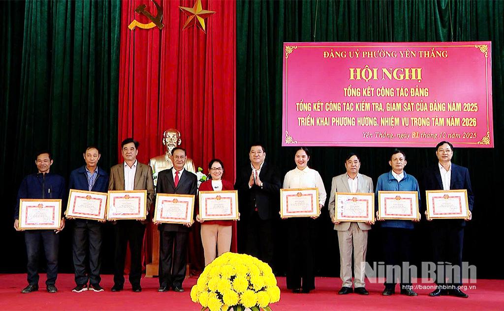Nhiều tập thể, cá nhân có thành tích xuất sắc trong công tác xây dựng Đảng của Đảng bộ xã Yên Thắng được biểu dương, khen thưởng.