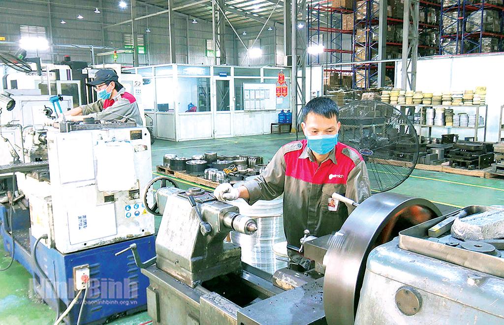 Sản xuất đồ gia dụng tại Công ty TNHH Elmich, Cụm công nghiệp An Mỹ, xã Bình Mỹ.