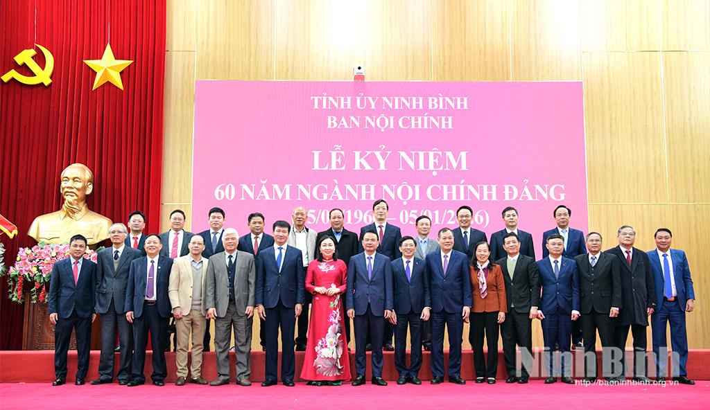 Các đại biểu chụp ảnh lưu niệm với lãnh đạo và nguyên lãnh đạo Ban Nội chính Tỉnh ủy Ninh Bình qua các thời kỳ.