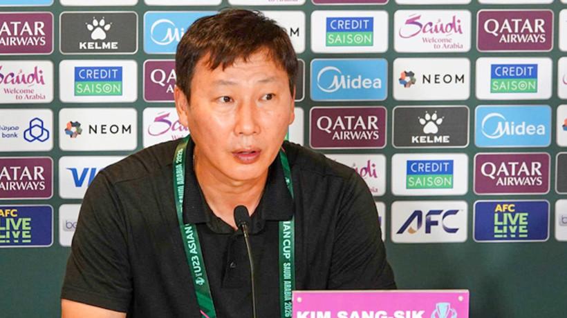 Huấn luyện viên Kim Sang Sik tại buổi họp báo sau trận đấu. (Ảnh: VFF)