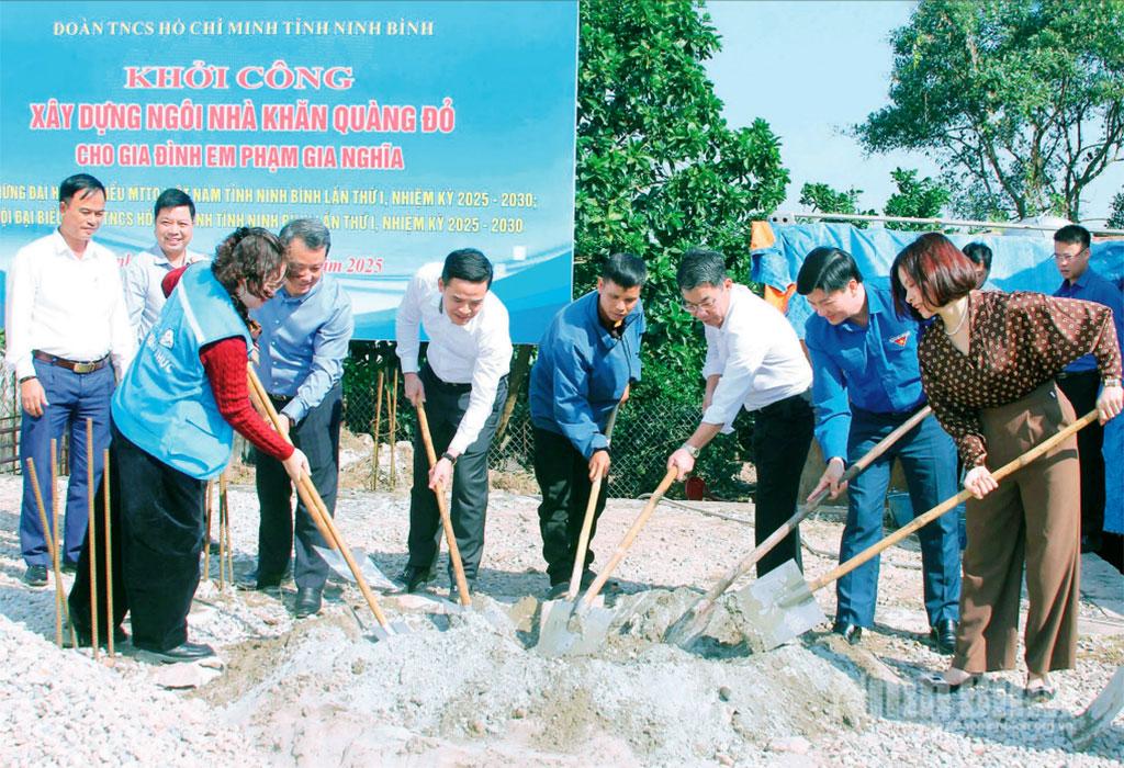 Ban Thường vụ Tỉnh đoàn tổ chức lễ khởi công xây dựng “Ngôi nhà Khăn quàng đỏ” trao tặng gia đình học sinh có hoàn cảnh khó khăn tại xã Khánh Trung.