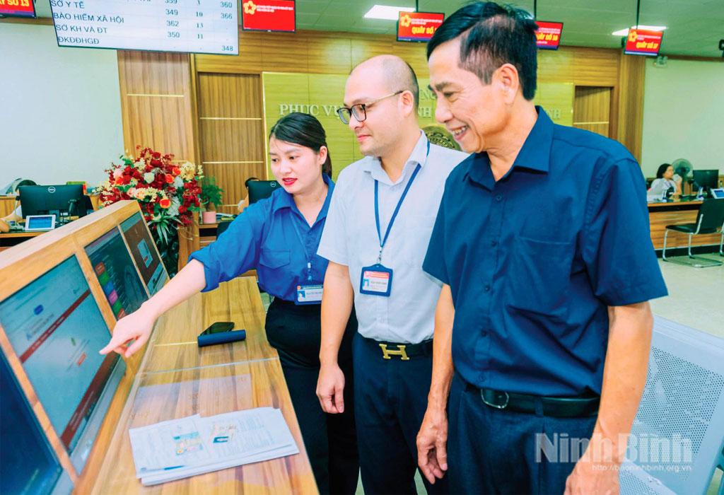 Đoàn viên thanh niên hỗ trợ người dân thực hiện thủ tục hành chính trên thiết bị tại Trung tâm Phục vụ hành chính công tỉnh. Ảnh: Ngọc Linh