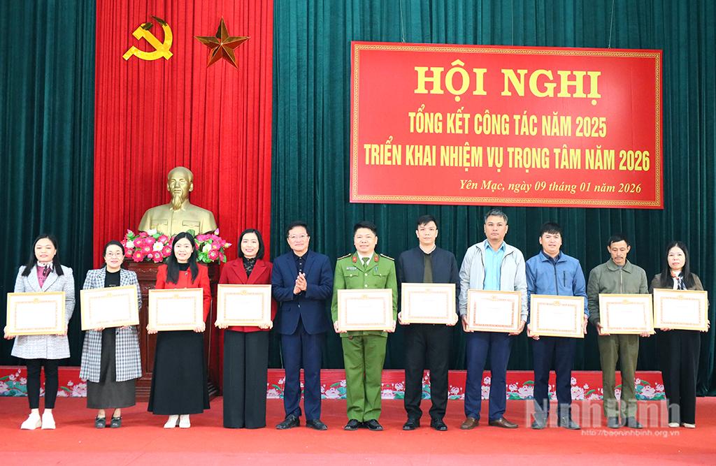 Đồng chí Bí thư Đảng ủy xã Yên Mạc Lê Mạnh Hùng trao Giấy khen cho các tập thể có thành tích xuất sắc tong công tác xây dựng Đảng năm 2025.