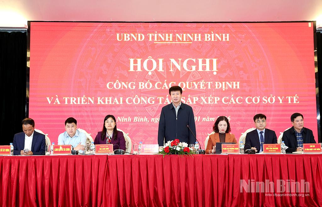 Đồng chí Trần Huy Tuấn, Phó Bí thư Tỉnh ủy, Chủ tịch UBND tỉnh trao đổi về những khó khăn, vướng mắc trong quá trình tổ chức, sắp xếp lại các cơ sở y tế.