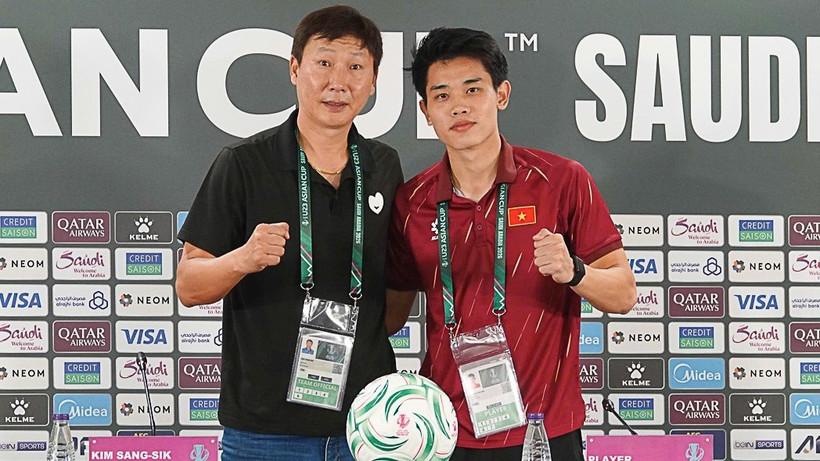 Huấn luyện viên Kim Sang Sik và cầu thủ Nguyễn Đình Bắc tại buổi họp báo sau trận thắng 1-0 U23 Saudi Arabia. (Ảnh: Ted Trần)