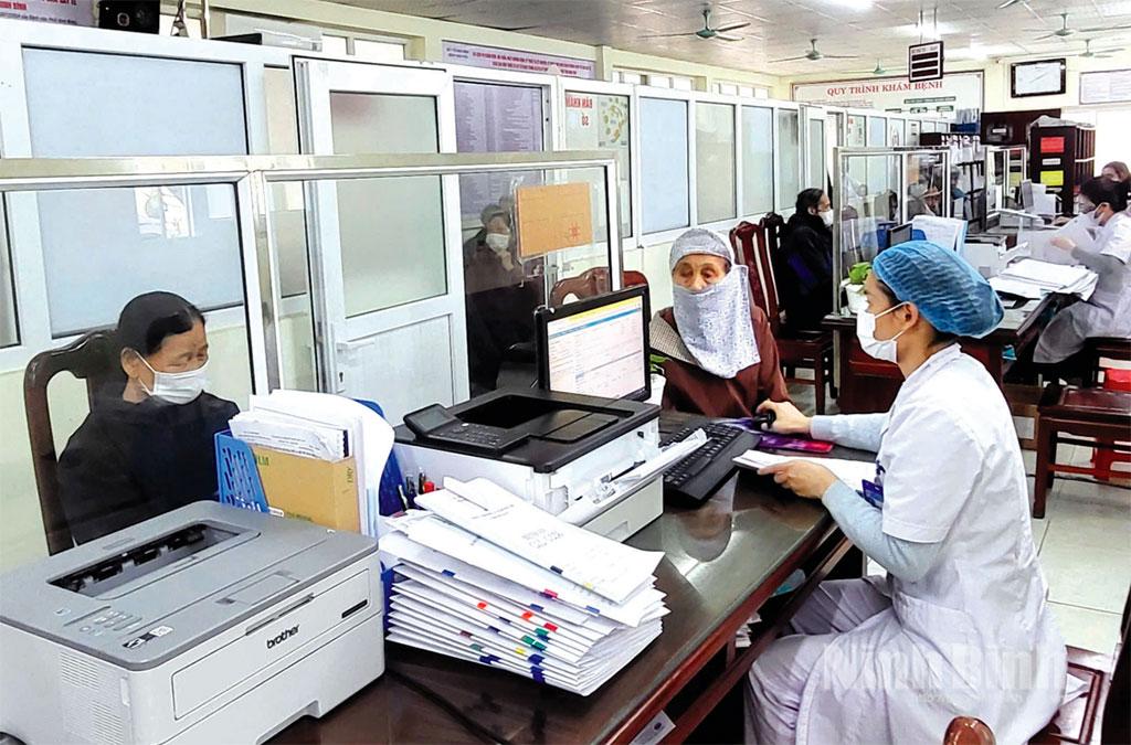 Tiếp đón người bệnh tại Bệnh viện Phổi Ninh Bình.