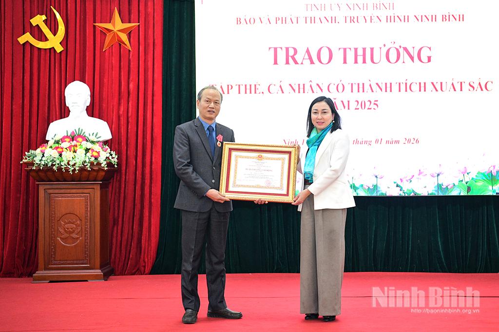 Thừa ủy quyền của Chủ tịch nước, đồng chí Đinh Thị Lụa, Phó Bí thư Thường trực Tỉnh ủy trao Huân chương Lao động hạng Nhất cho đồng chí Hoàng Tuấn Dũng, nguyên Giám đốc Đài Phát thanh và Truyền hình Ninh Bình.