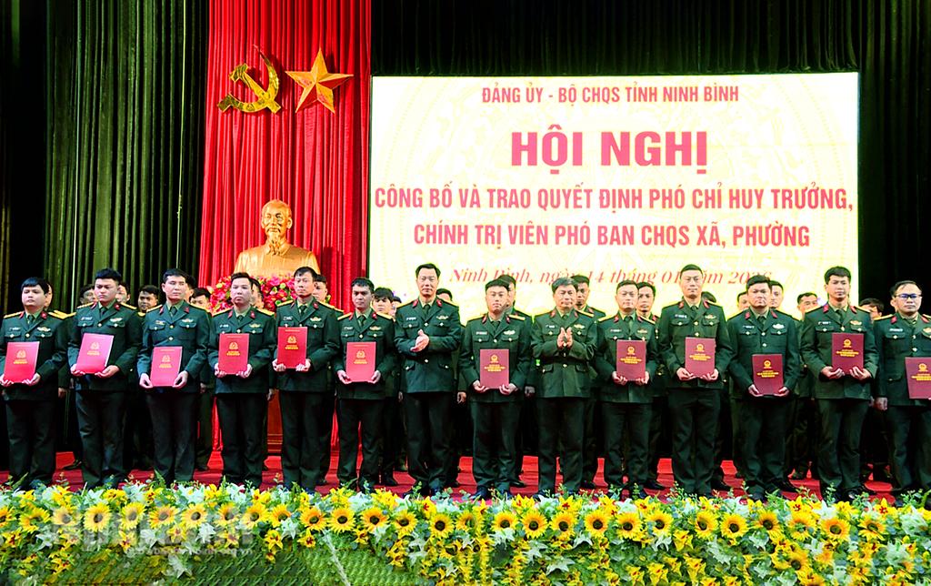 Lãnh đạo Bộ Chỉ huy Quân sự tỉnh trao quyết định điều động, bổ nhiệm cho các đồng chí giữ chức danh Phó Chỉ huy trưởng, Chính trị viên phó Ban CHQS xã, phường.