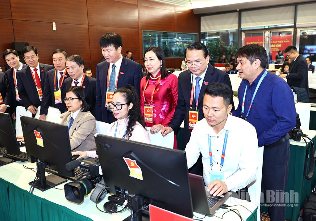 Đồng chí Bí thư Tỉnh ủy Đặng Xuân Phong và các đồng chí lãnh đạo tỉnh thăm, động viên các phóng viên, biên tập viên của Báo và phát thanh, truyền hình Ninh Bình đang tác nghiệp tại Đại hội.