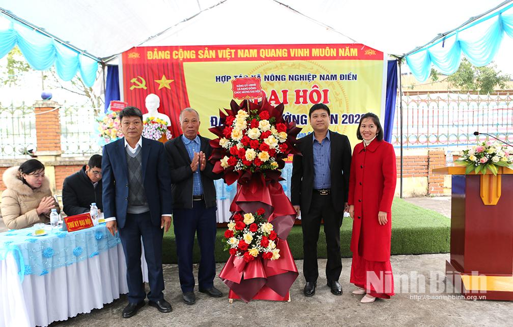 Đại diện lãnh đạo UBND xã Rạng Đông tặng hoa chúc mừng Đại hội.