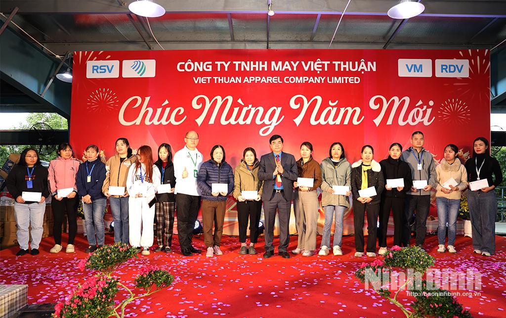 Đồng chí Nguyễn Hải Long, Tỉnh ủy viên, Phó Chủ tịch Ủy ban MTTQ Việt Nam tỉnh, Chủ tịch Liên đoàn Lao động tỉnh và lãnh đạo Công ty TNHH May Việt Thuận trao tặng quà Tết cho đoàn viên, người lao động có hoàn cảnh khó khăn.
