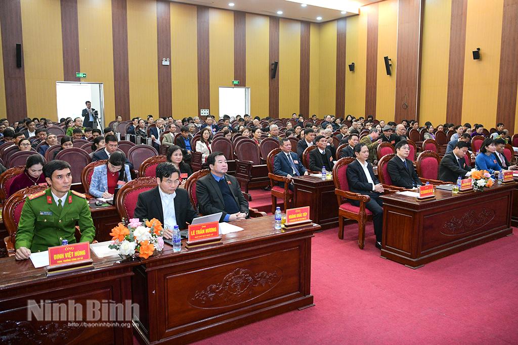 Các đại biểu dự kỳ họp.