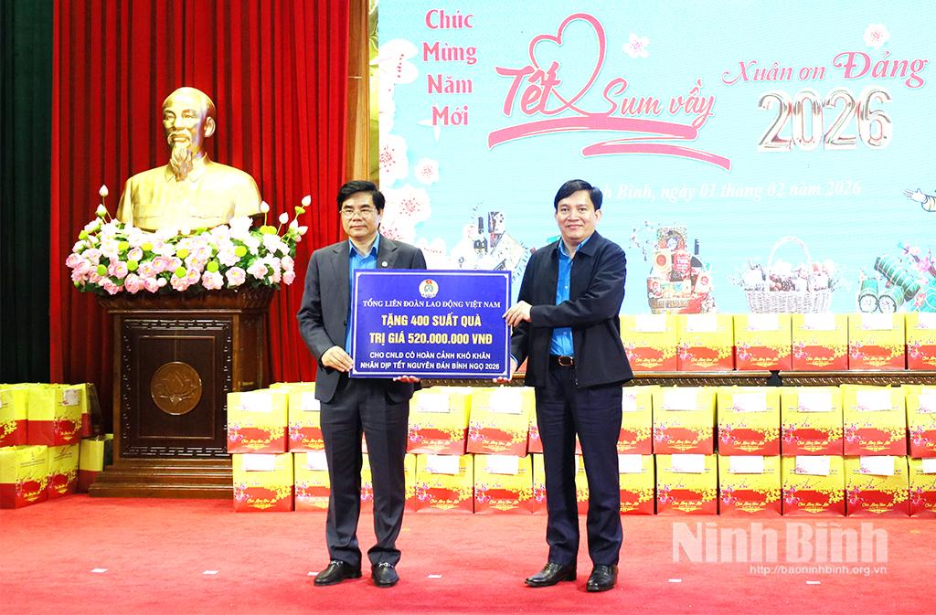 Đồng chí Nguyễn Xuân Hùng, Phó Chủ tịch Tổng Liên đoàn Lao động Việt Nam trao biển tượng trưng tặng quà Tết cho đại diện Liên đoàn Lao động tỉnh Ninh Bình.