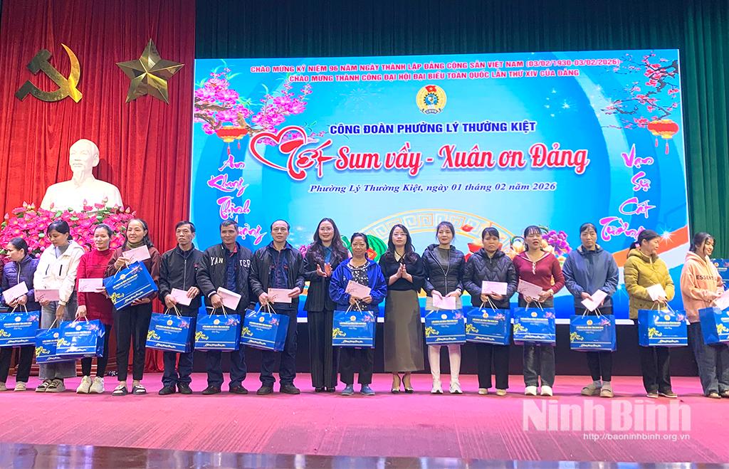 Lãnh đạo LĐLĐ tỉnh và phường Lý Thường Kiệt trao quà cho công nhân và người lao động có hoàn cảnh khó khăn của Công đoàn phường. Ảnh: Chu Bình