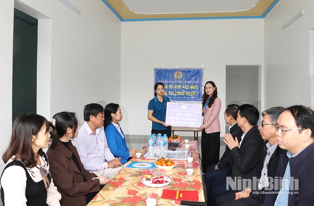 Lãnh đạo LĐLĐ tỉnh trao kinh phí hỗ trợ xây nhà “Mái ấm công đoàn” cho gia đình chị Lê Thị Luyến.