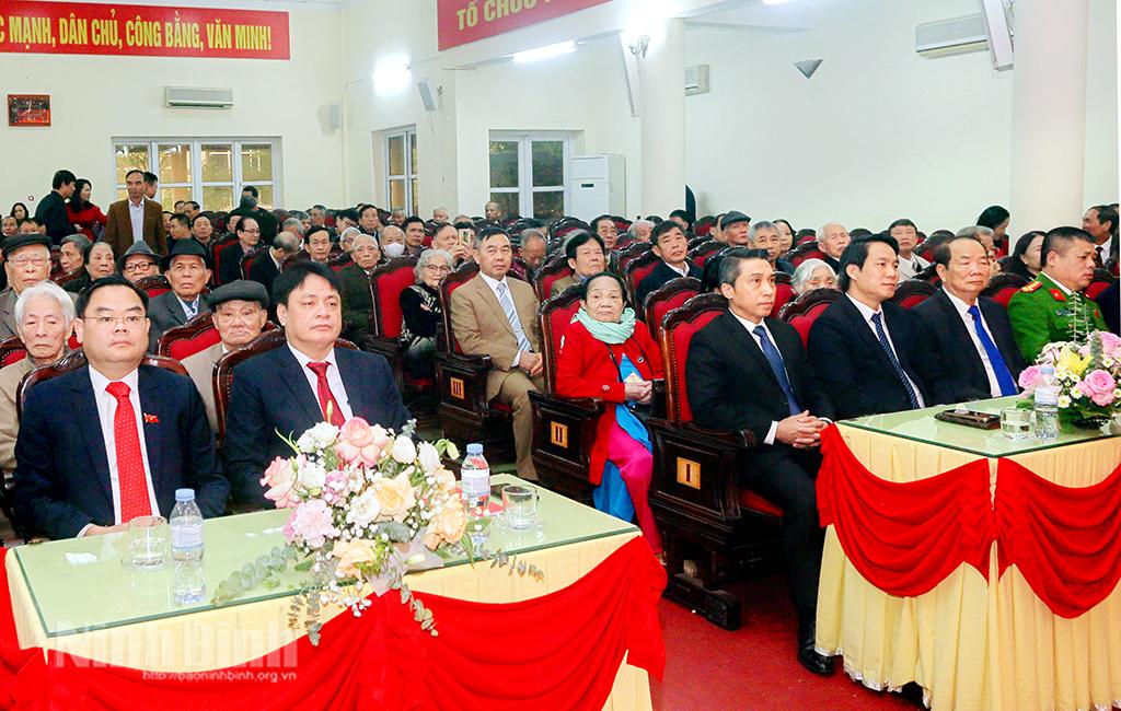 Các đại biểu dự buổi lễ.